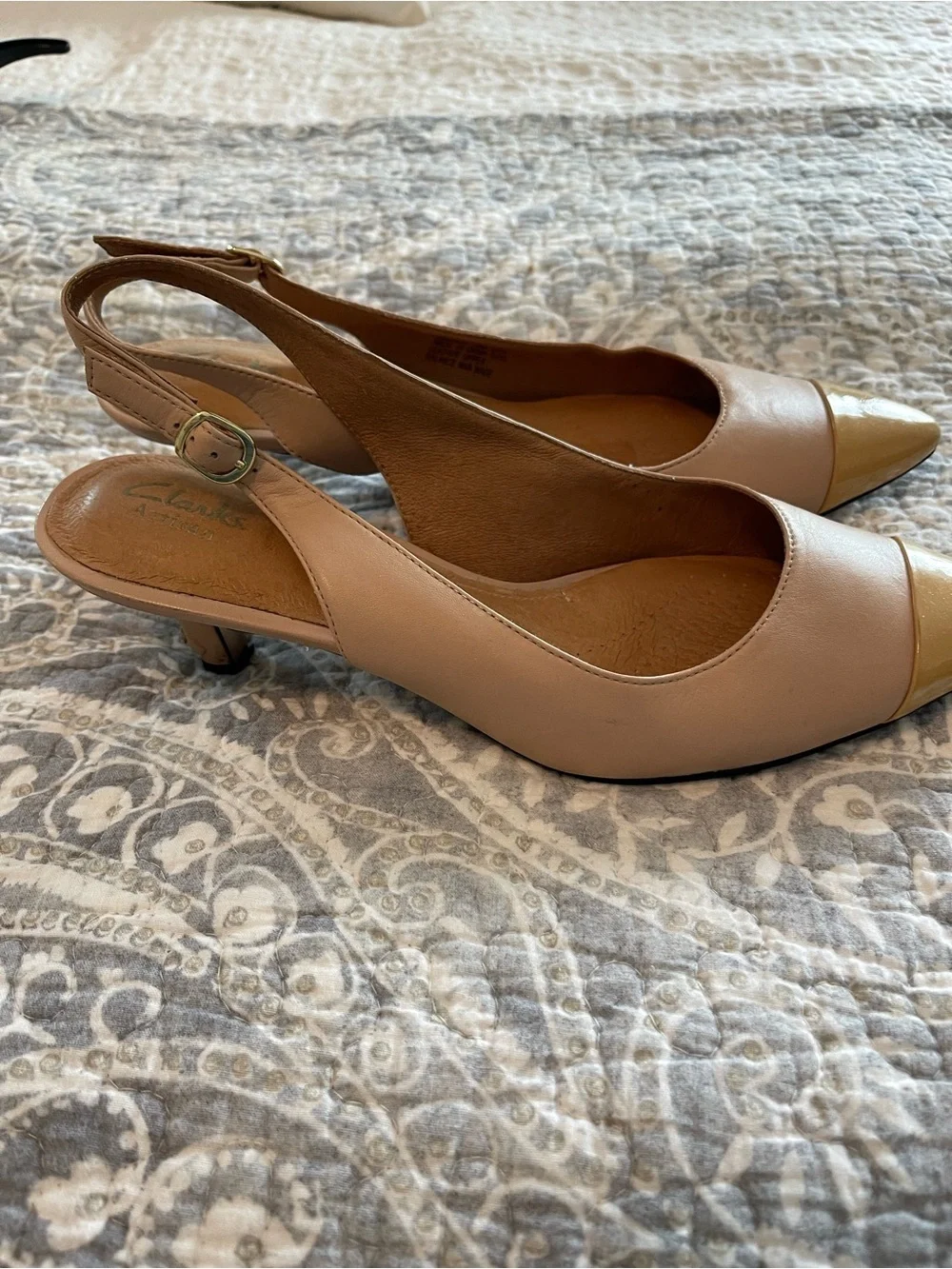 Clarks Artisan Heels Womens Sz 10 W Nude Block Patent Slingback Pointed Toe flaw
